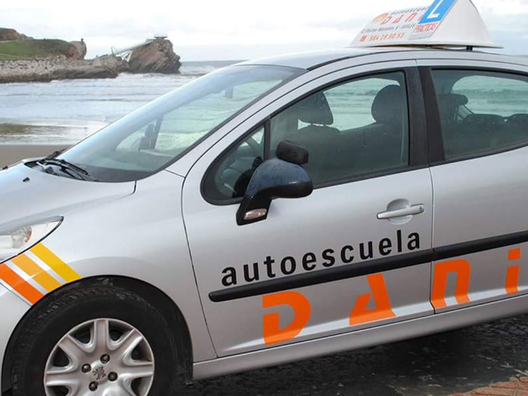 ¿QUIERES APRENDER A CONDUCIR? DANI ES TU AUTOESCUELA 